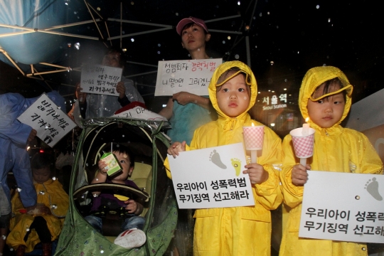 지난해 9월 서울역 광장에서 아동 성폭력 추방을 위한 시민모임 ‘발자국’이 개최한 촛불 집회에서 유모차를 끌고 온 여성들과 엄마 손을 잡고 나온 아이 등 30여 명이 촛불을 들고 성범죄자 처벌 강화를 촉구했다. ⓒ여성신문