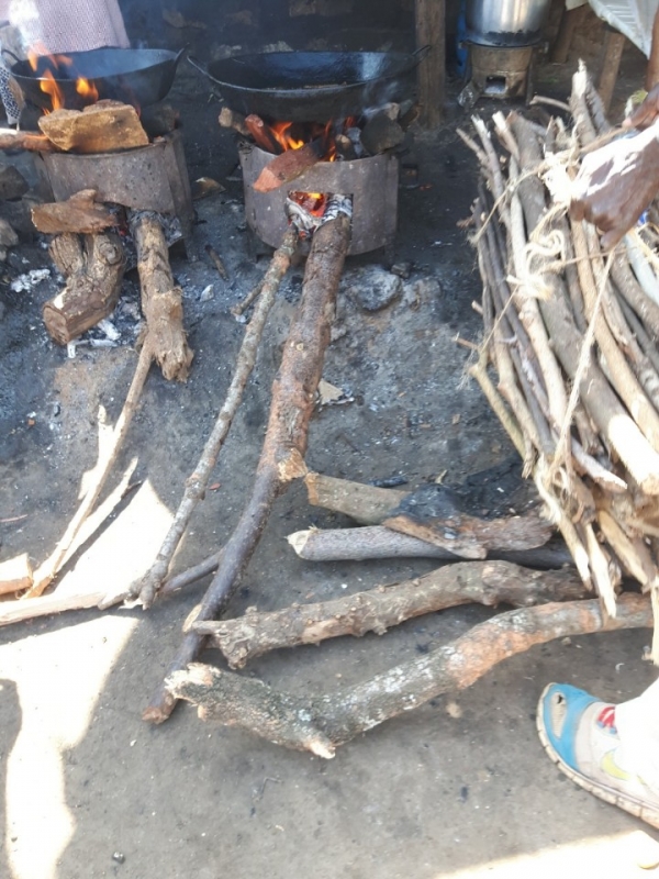 케냐 나이로비 거리에서 나무를 때며 음식을 파는 모습. @최형미