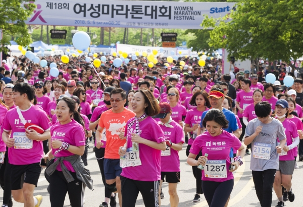 지난해 5월 5일 서울 마포구 상암동 월드컵공원 평화광장에서 열린 2018 제18회 여성마라톤대회에서 5km 코스 참가자들이 완주를 목표로 힘차게 출발했다.