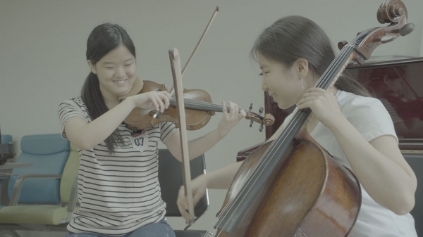 바이올리니스트 김수진(왼쪽)과 첼리스트 김민주는 가장 친한 사이다. ⓒ롯데엔터테인먼트