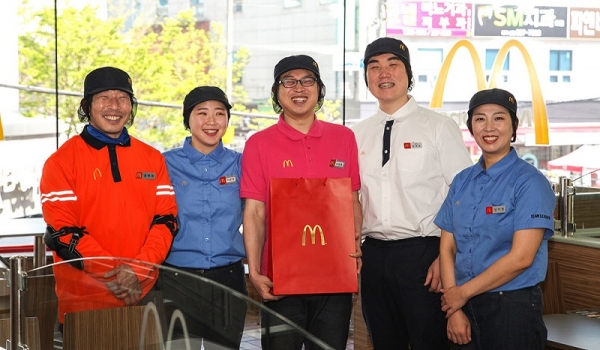 맥도날드 울산 달동점 직원들이 이장훈 크루(중앙)와 함께 기념 사진을 촬영하고 있다. ⓒ맥도날드