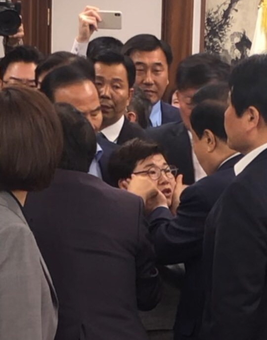 자유한국당이 24일 문희상 국회의장이 임이자 의원의 볼을 만져 성추행이라고 주장하고 있다.