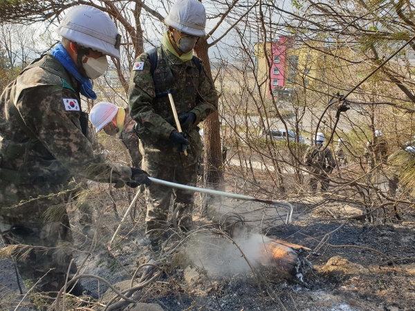 102기갑여단 장병들이 5일 강원도 고성지역 추가 산불 피해 방지를 위해 잔불 정리를 하고 있다. 2019.04.05 ⓒ국방부