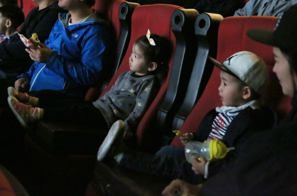 부모들이 아이와 함께 영화를 관람할 수 있는 ‘맘스데이’ 행사 27일 서울 성북구 아리랑시네센터에서 열려 아이들이 영화를 보고 있다. ⓒ이정실 여성신문 사진기자