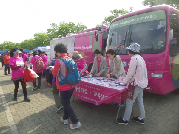 지난해 개최된 여성마라톤대회에 찾아간 ‘일자리부르릉’ 버스. ⓒ서울시여성능력개발원