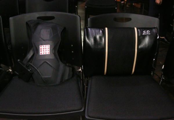 청각장애 관객을 위한 관람보조 장치인 위퍼조끼와 진동스피커가 설치된 의자 ⓒ이정실 여성신문 사진기자