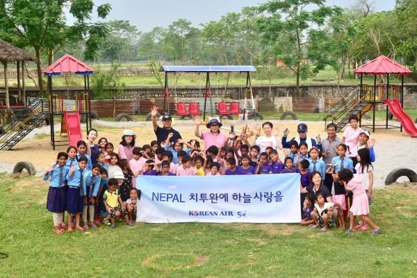 대한항공 사내봉사단은 지난 4월 30일부터 5월 7일까지 네팔 치트완 지역 어린이와 주민들을 위한 다양한 봉사활동을 펼쳤다. ⓒ대한항공