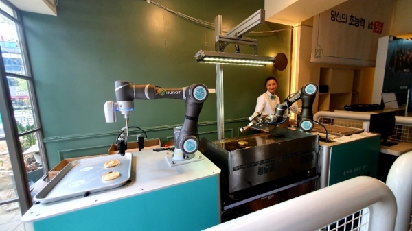 KT가 부산 해운대에 마련한 ‘ON 식당’에서 로봇이 호떡을 굽고 있다. ⓒKT