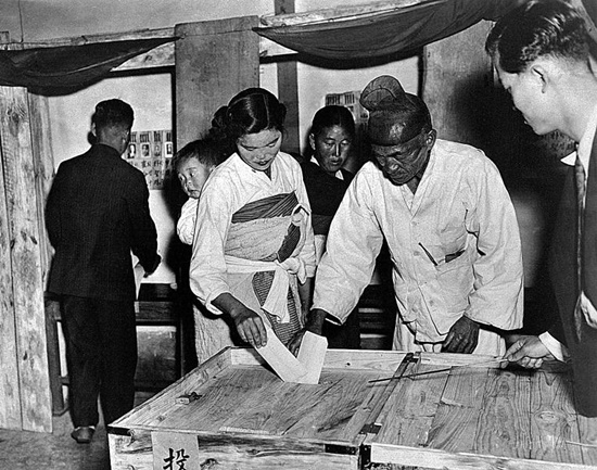 1948년 5월 10일 남한 단독선거 당시 투표 모습 / 국사편찬위원회