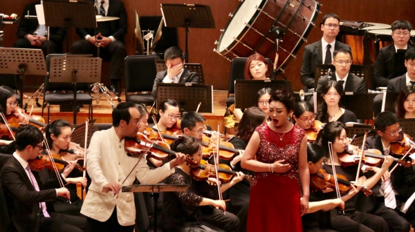 원형준(왼쪽) 바이올리니스트와 북한 소프라노 김송미가 12일 중국 상하이 오리엔탈 아트센터에서 합동공연을 펼치고 있다. ⓒ린덴바움