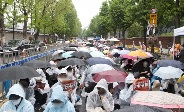 19일 서울 종로구 청와대 사랑채 앞에서 ‘강간카르텔 유착수사 규탄시위’가 열리고 있다 ⓒ이정실 여성신문 사진기자