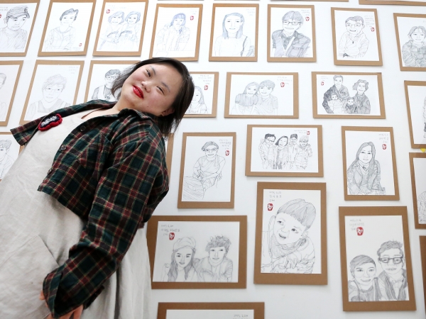 ‘은혜씨의 얼굴 전’이 열리고 있는 서울 종로구 체부동 갤러리 B에서 포즈를 취하고 있는 정은혜 작가.  ©이정실 사진기자