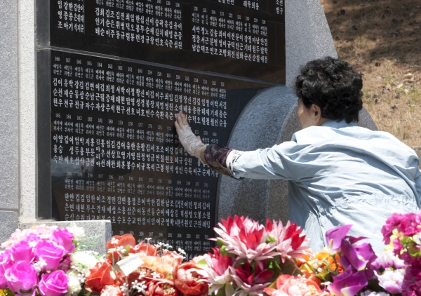 ‘호국보훈의 달’ 6월을 앞두고 29일 서울 동작구 국립서울현충원을 찾은 유가족이 부부위패를 모신 묘역의 묘비 앞에서 고인의 넋을 추모하고 있다.