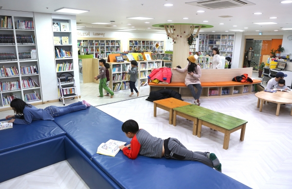 서울 금천구 독산4동주민센터 2층에 마련된 작은도서관에서 마을 어린이들이 책을 읽고 있다. ⓒ이정실 여성신문 사진기자