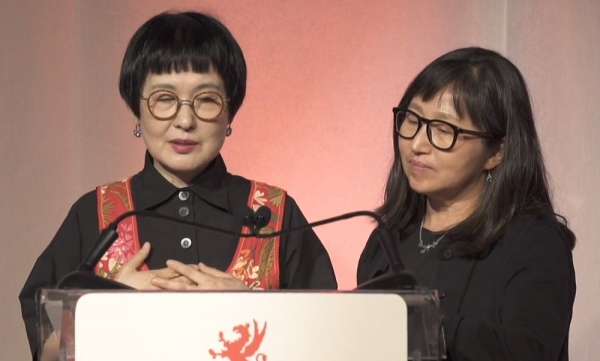 김혜순(왼쪽) 시인이 캐나다의 권위 있는 문학상인 '그리핀 시 문학상(Griffin Poetry Prize)'을 수상했다. 오른쪽은 최돈미 번역가 ⓒ문학과지성사