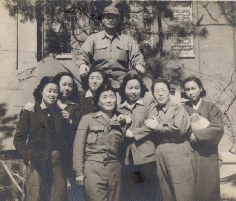 1950년 피난지 부산에서 대한여자청년단을 결성하고외교국장을 맡아다. 대구에서 합숙하던 시절 여청 간부들과 군부대 위문공연을 갔다. (왼쪽 셋째, 뒤편 장교 앞이 이희호) ⓒ김대중평화센터
