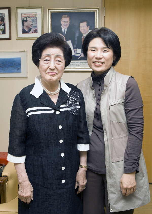 이희호 선생이 구순을 맞은 2011년 9월 서울 마포구 동교동 자택에서 김효선 여성신문 대표와 대담을 진행했다. ⓒ여성신문DB