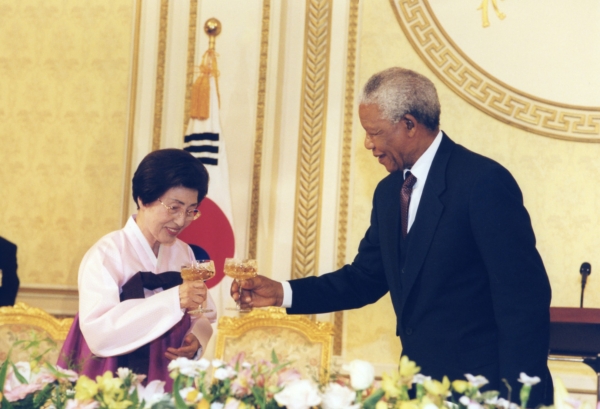 2001년 3월 12일, 이희호 여사가 넬슨 만델라 전 남아공 대통령과 청와대에서 만나고 있는 모습. ⓒ김대중 도서관