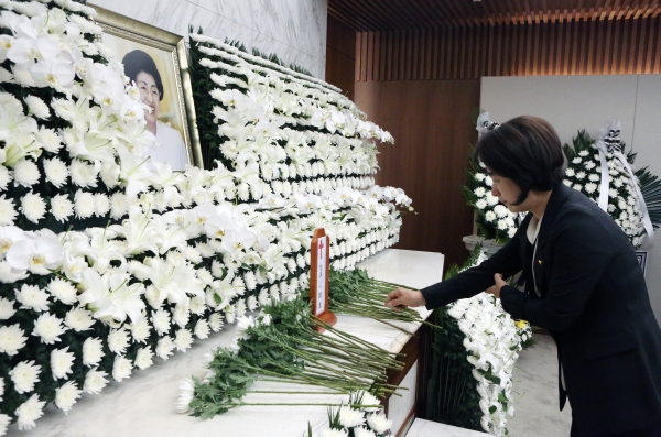 추미애 의원이 11일 서울 서대문구 세브란스병원 장례식장에 마련된 이희호 여사의 빈소를 찾아 조문하고 있다.