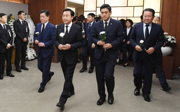 손학규 바른미래당 대표 등 바른미래당 의원들이 11일 오후 서울 신촌 세브란스장례식장에 마련된 고 이희호 여사 빈소를 찾아 조문하고 있다.