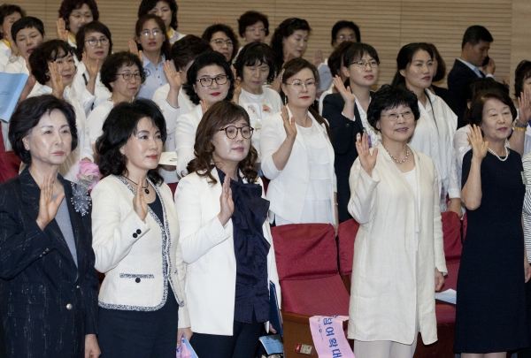 11일 서울 여의도 국회 의원회관 대회의실에서 열린 ‘한국여성유권자연맹 창립 제50주년 기념식’에서 양금희 중앙회장과 회원들이 강령복창을 하고 있다.