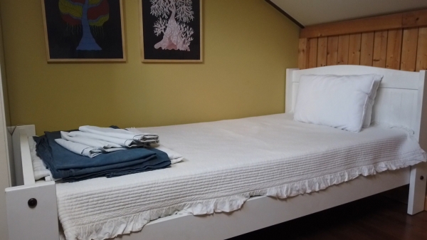 북스테이를 즐길 수 있는 방에 깔끔한 흰색천으로 감싼 침대가 놓여져 있다. ©여성신문