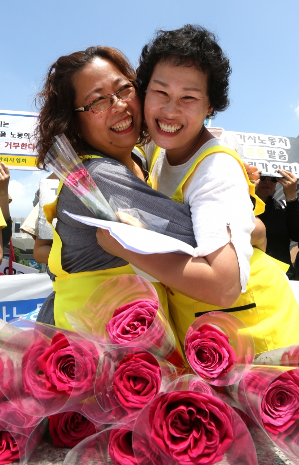 ‘국제가사노동자의 날’을 하루 앞둔 15일 서울 광화문 광장에서 열린 제8회 국제가사노동자의 날 기념 ‘존중과 인정을 위한 가사노동자 권리선언’ 행사에서 한 명 한 명 가정관리사의 이름을 부르며 서로에게 빵과 장미를 나눠주는 퍼포먼스가 진행되고 있다.
