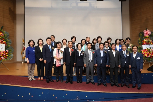 문희상 국회의장이 21일 국회 의원회관 대회의실에서 열린 한국여성정치연맹 창립 제29주년 기념식에 참석해 축하의 말을 전했다.