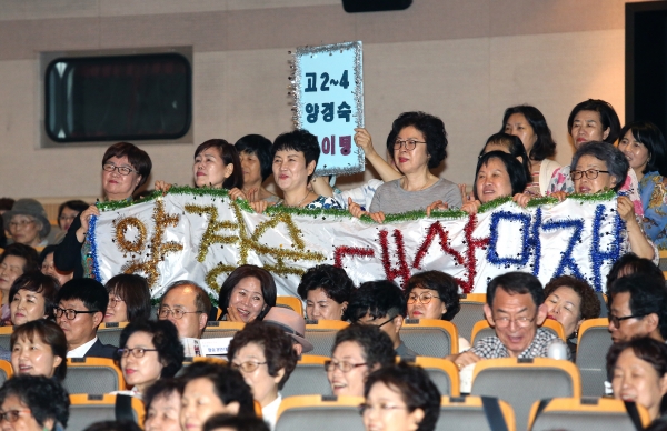 25일 서울 마포아트센터 아트홀 맥에서 열린 일성여자중고등학교 ‘제15회 팝송 경연대회’에서 학생들이 응원을 하고 있다,