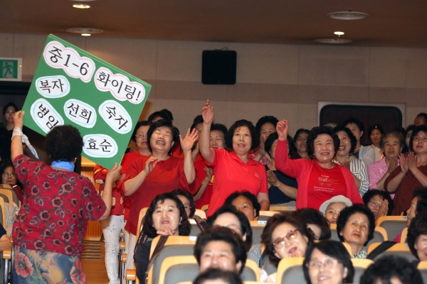 25일 서울 마포아트센터 아트홀 맥에서 열린 일성여자중고등학교 ‘제15회 팝송 경연대회’에서 학생들이 응원을 하고 있다, ⓒ이정실 여성신문 사진기자