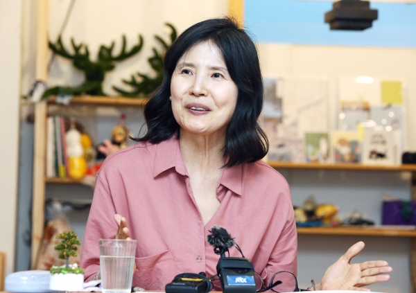 최영미 시인이 25일 서울 마포구 서교동의 한 카페에서 신작 시집 ‘다시 오지 않는 것들’ 출간 기념 기자간담회를 갖고 있다. ⓒ이정실 여성신문 사진기자