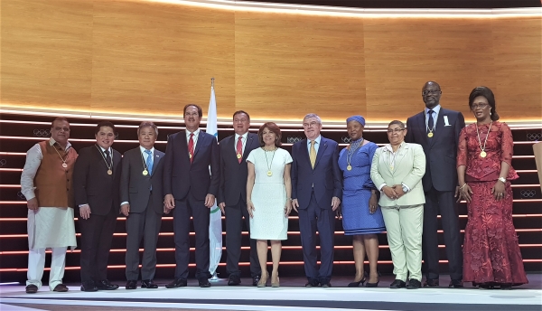 이기흥 회장(왼쪽에서 세 번째)과 신임 IOC 위원 10명. ⓒ대한체육회