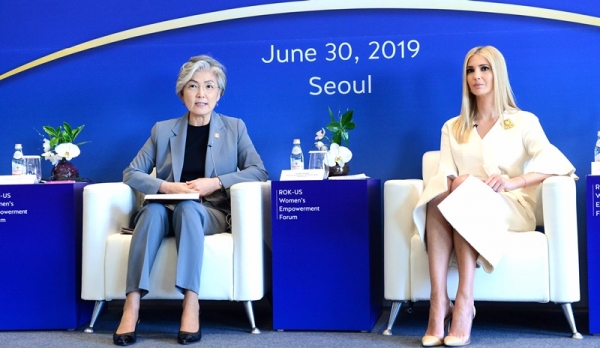 강경화 외교부 장관은 방한중인 이방카 트럼프 미국 대통령 보좌관을 초청, 30일 오전 서울 하얏트 호텔에서 ‘한미 여성역량 강화 회의’를 개최했다.