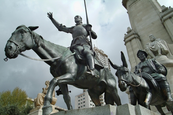 소설 돈키호테를 기념하기 위해 스페인 수도 마드리드 스페인 광장에 조성해 놓은 동상.