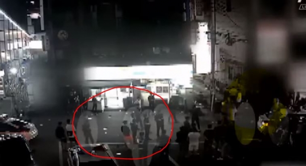 빨간 원으로 표시된 곳에 선 이들이 경찰관으로 이들은 캡처화면 오른쪽에서 일어나는 싸움을 수수방관했다. ⓒ유튜브 영상 캡처