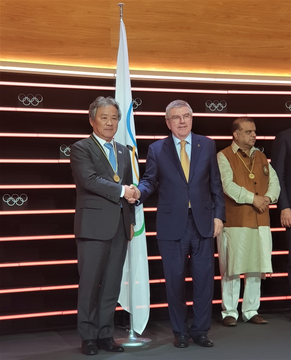 이기흥(왼쪽) 대한체육회장이 국제올림픽위원회(IOC) 위원으로 선출된 뒤 바흐 IOC 위원장과 악수하고 있다. ⓒ대한체육회
