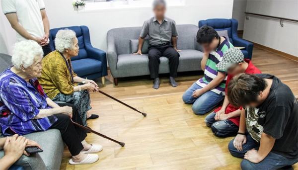 7월 24일 일본군 '위안부' 피해 할머니들이 거주하는 경기 광주시 ‘나눔의집’에서 평화의 소녀상에 침을 뱉고 조롱해 국민적 공분을 산 청년들이 무릎을 꿇고 용서를 구하고 있다. ⓒ나눔의 집