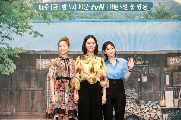 (왼쪽부터) tvN '삼시세끼'에 출연하는 배우 윤세아, 염정아, 박소담이 8일 서울의 한 호텔에서 열린 기자간담회에서 포즈를 취하고 있다. ⓒCJ ENM