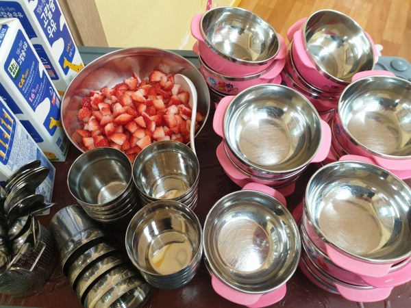 25명의 아이들은 딸기 500g 기준 한 팩을 먹는다. 고기도 무조건 1kg으로 정해져있다. ⓒ정치하는엄마들 문경자 활동가