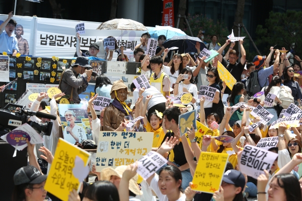 세계 일본군 위안부 기림일이자 광복절을 하루 앞둔 8월 14일 정오 서울 종로구 옛일본대사관 앞에서 열린 제1400차 일본군 성노예제 문제 해결을 위한 정기 수요집회에 참가자들이 함께 구호를 외치고 있다.  ⓒ곽성경 여성신문 사진기자