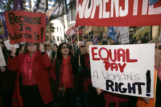 여성의 노동을 평가절하하는 기울어진 노동 시장을 바로잡지 않고는 성평등 사회를 논할 수 없다. 2017년 4월 4일 뉴욕에서 열린 '동일 임금의 날(Equal Pay Day)' 시위 현장. ⓒFlickr