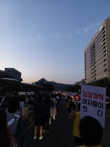 ‘미투운동과함께하는시민행동’과 시민 80여명은 23일 오후 서울시 종로구 동화면세점부터 광화문광장을 한 바퀴 도는 행진을 했다. 이들은 “여성의 죽음을 멈춰라”라고 외쳤다. ⓒ김진수 여성신문 기자