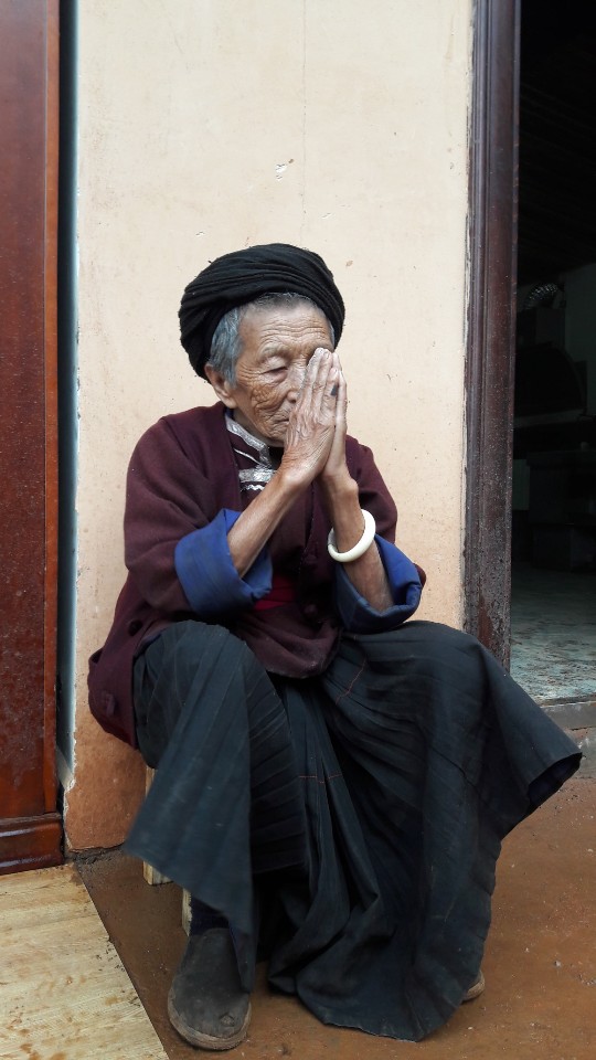중국 윈난성 리장의 루구호 인근의 모서인들이 사는 마을의 한 노인. 모서인들은 대체로 가장인 할머니를 중심으로 3대가 한 집안에 모여 확대가족을 이루고 사는 모계사회를 유지하고 있다.