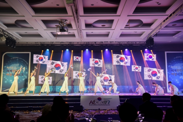 충북예술고등학교 학생들이 27일 충청북도 청주 그랜드플라자호텔에서 열린 제19회 세계한민족여성네트워크(KOWIN : Korean Women's International Network) 대회에서 미래 100년의 주역으로 성장하는 스토리를 담은 축하공연을 하고 있다. ⓒ여성가족부