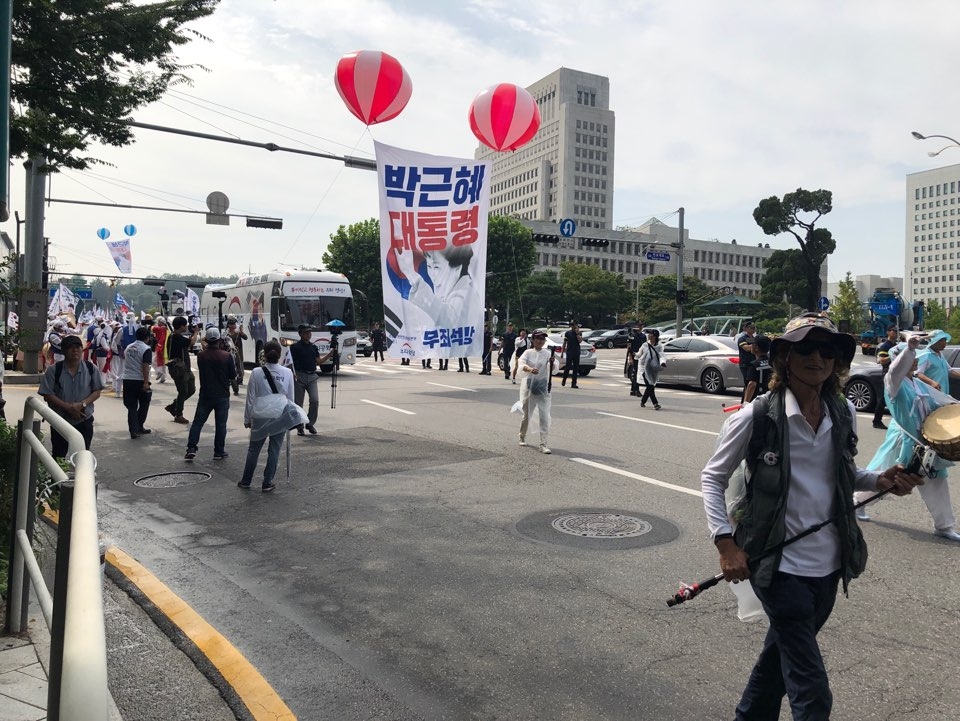 태극기시민혁명국민운동본부 등 보수우파 단체 회원들이 대법원 앞에서 박 전 대통령 석방 촉구 집회를 벌였다. ⓒ여성신문