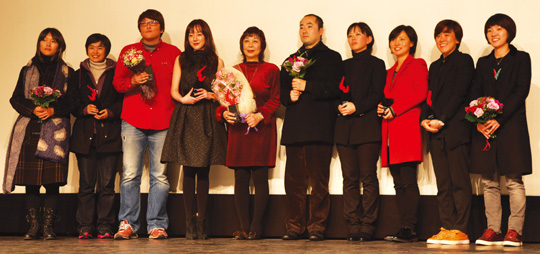 변영주(왼쪽에서 셋째)감독과 배우 임수정(넷째)씨를 비롯한 ‘2012 올해의 여성영화인상’ 수상자들.