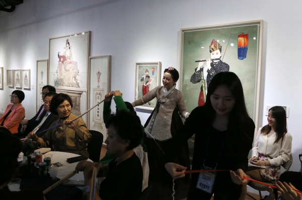 김현정 한국화가와 참석자들이 50m 리본 커팅식을 하고있다.