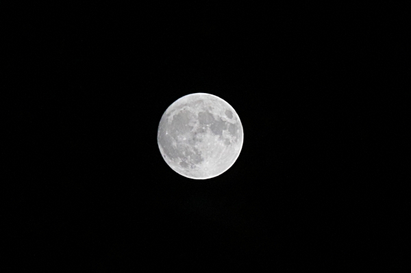 민족 최대의 추석인 13일 저녁 서울 하늘 위로 둥근 보름달이 떠 있다.