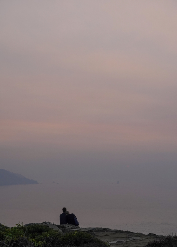 샌프란시스코 골든 게이트 브릿지 전망대에서 살구빛으로 물든 하늘과 바다를 바라보는 연인. 사진_조현주