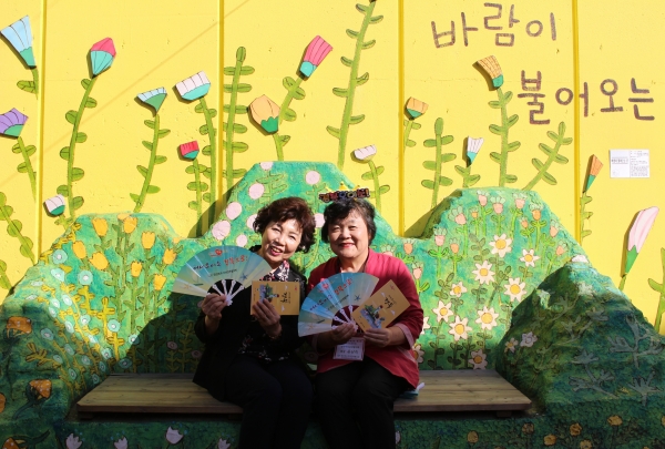 서점복 대구여성단체협의회장(왼쪽)과 윤난숙 경북여성단체협의회장(오른쪽)